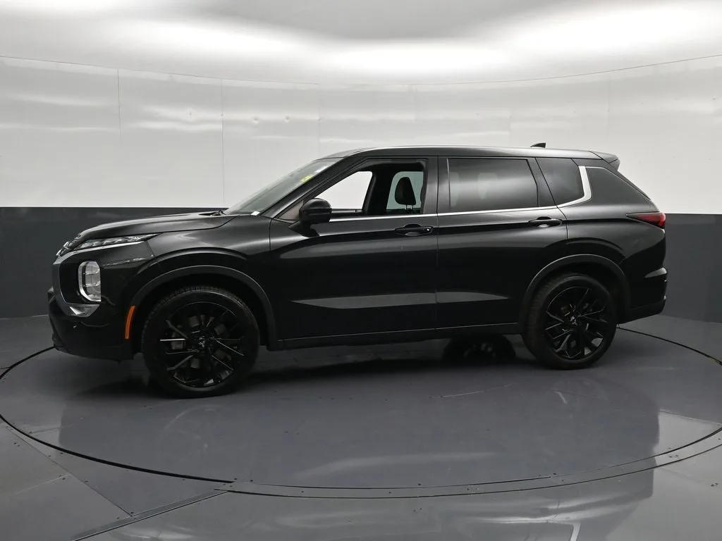 2023 Mitsubishi Outlander SE photo 7