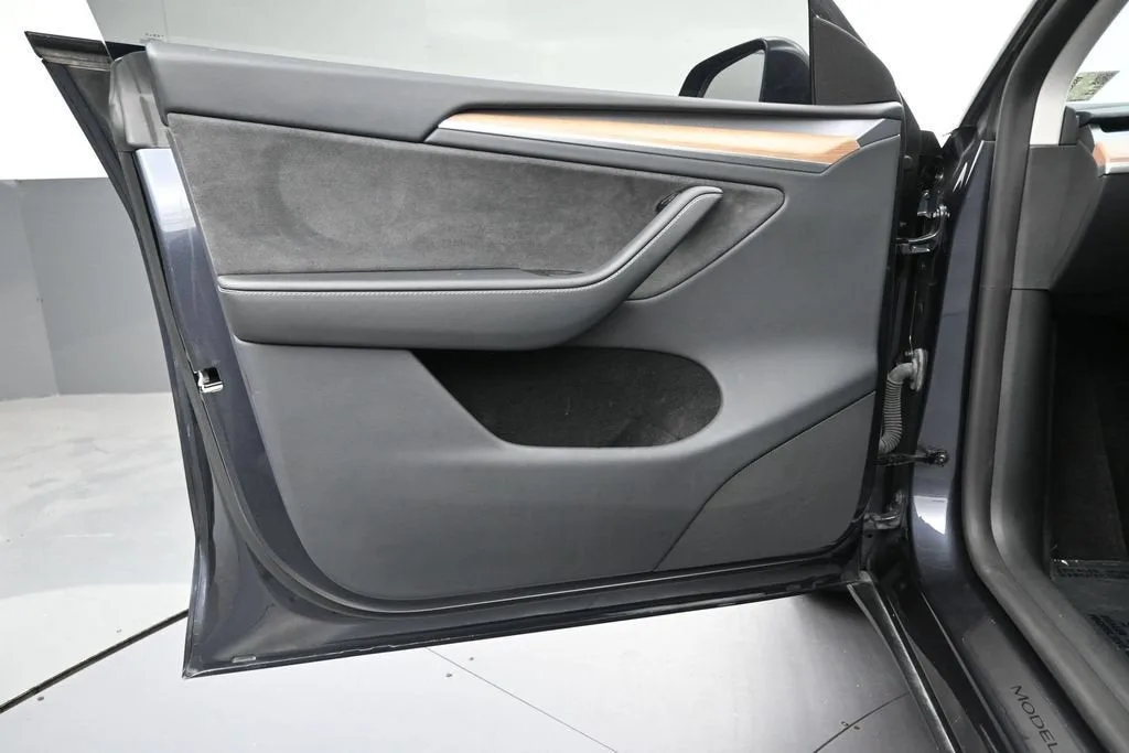 2024 Tesla Model Y Long Range photo 10