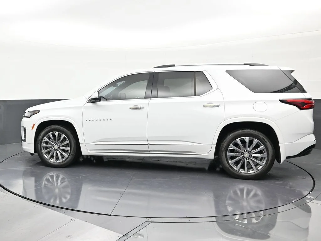 2022 Chevrolet Traverse Premier photo 2