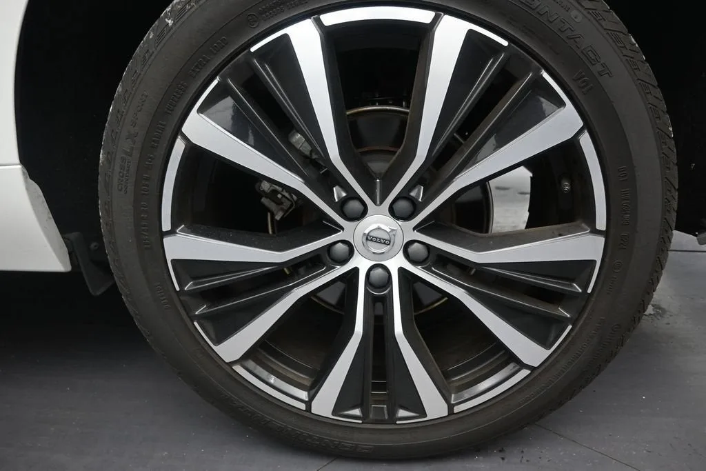 2024 Volvo XC60 B5 Plus Dark Theme photo 10