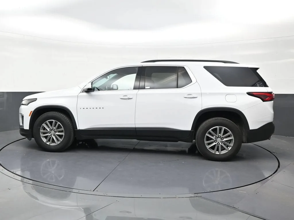 2023 Chevrolet Traverse LT Cloth photo 2