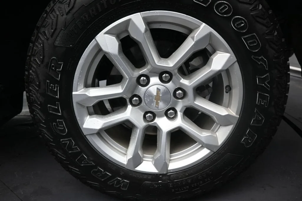 2024 Chevrolet Silverado 1500 LT photo 10
