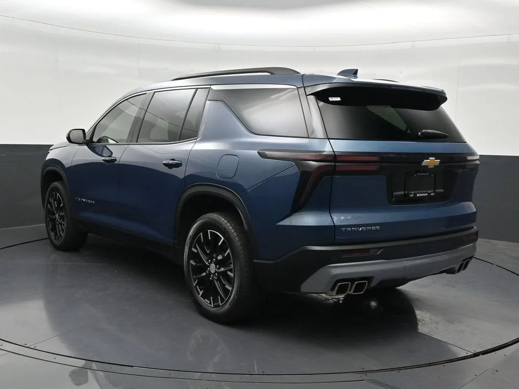 2025 Chevrolet Traverse LT photo 3
