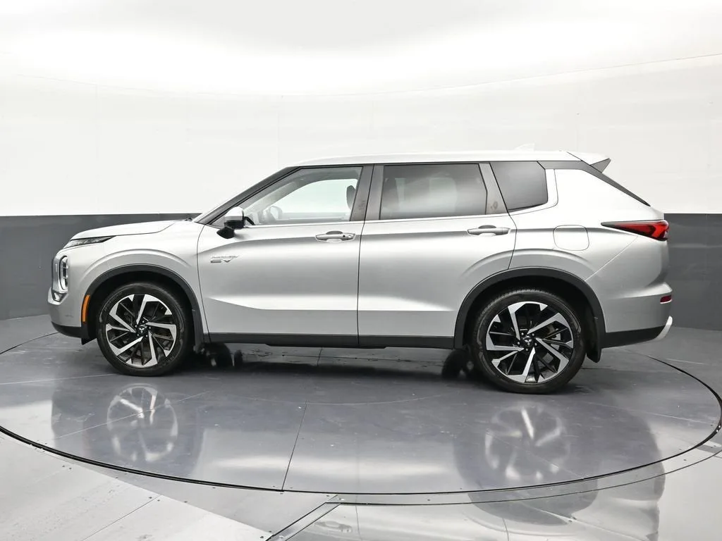 2023 Mitsubishi Outlander PHEV SE S-AWC photo 2