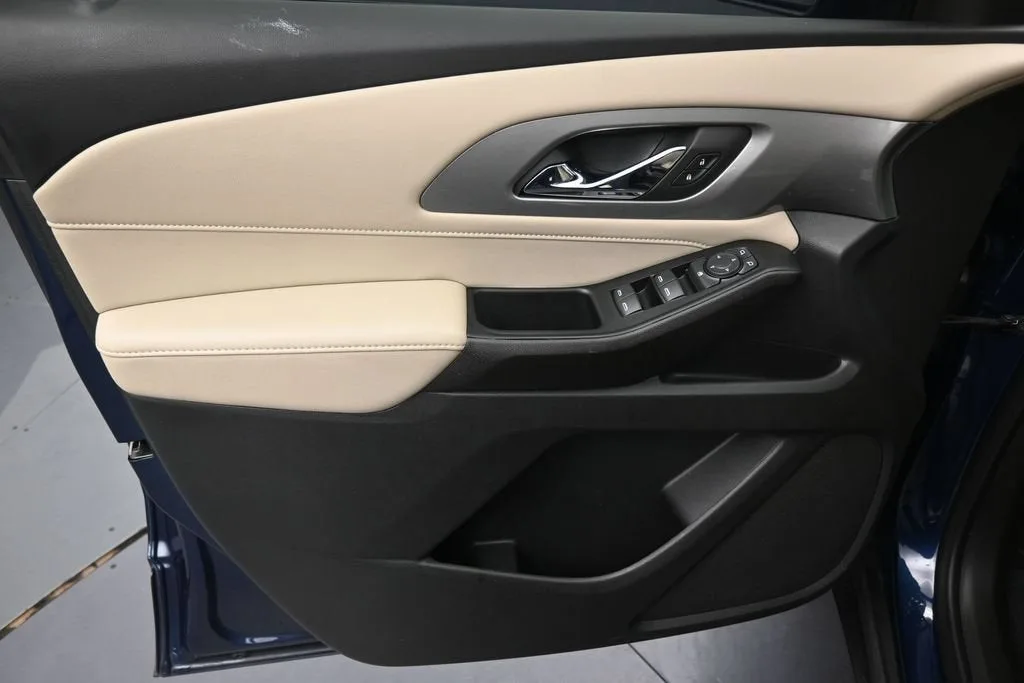 2023 Chevrolet Traverse LS photo 11