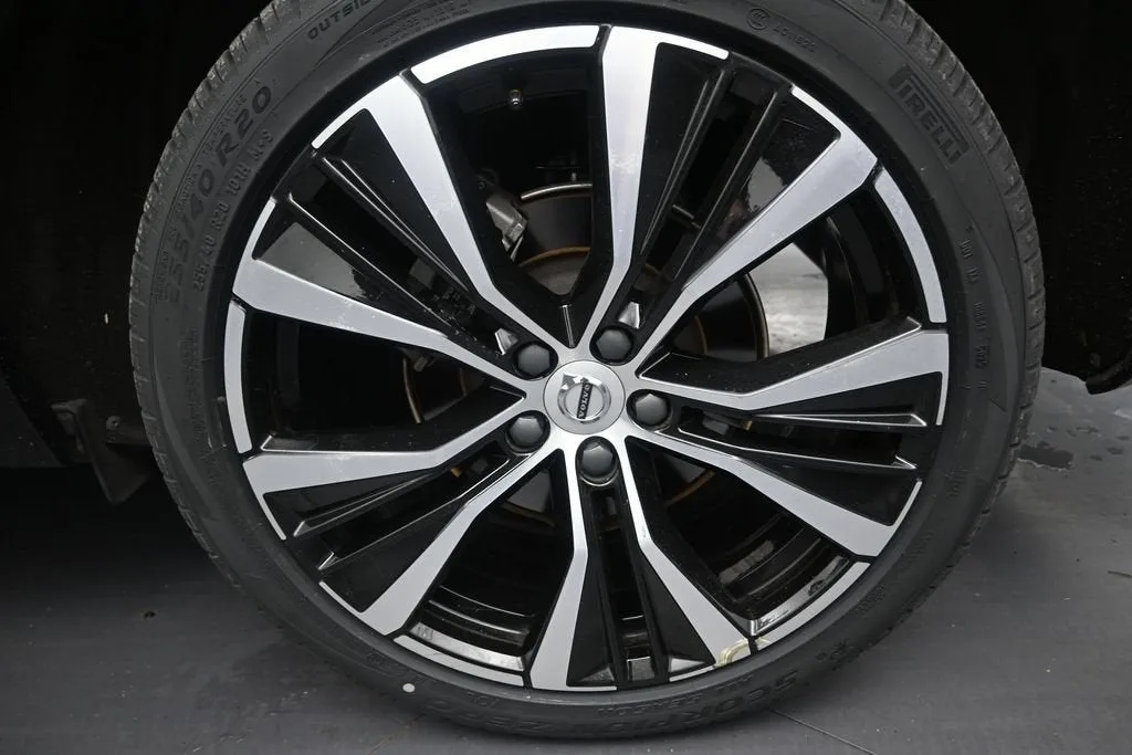 2024 Volvo XC60 B5 Plus Dark Theme photo 10