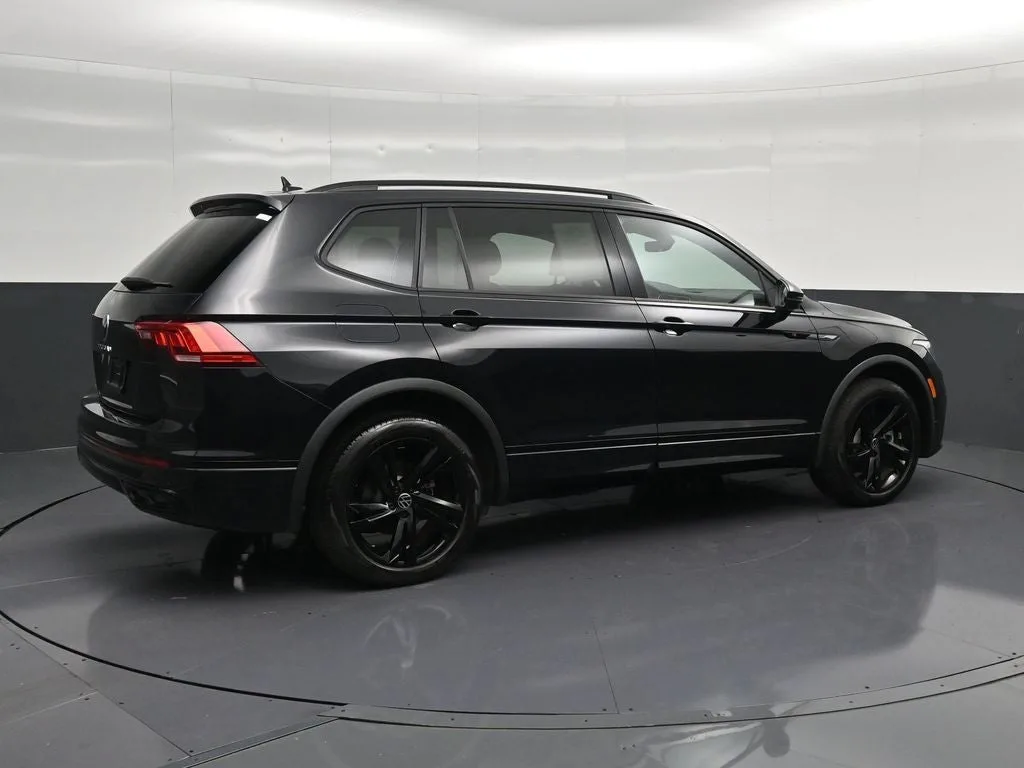 2023 Volkswagen Tiguan 2.0T SE R-Line Black photo 3