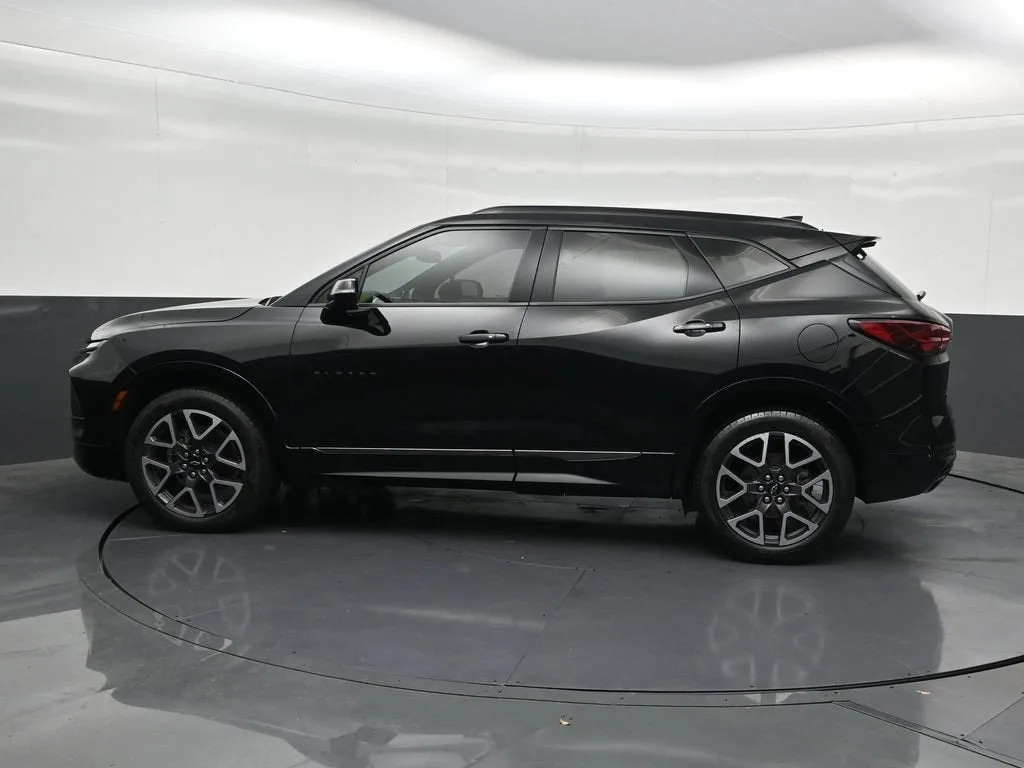 2023 Chevrolet Blazer RS photo 2