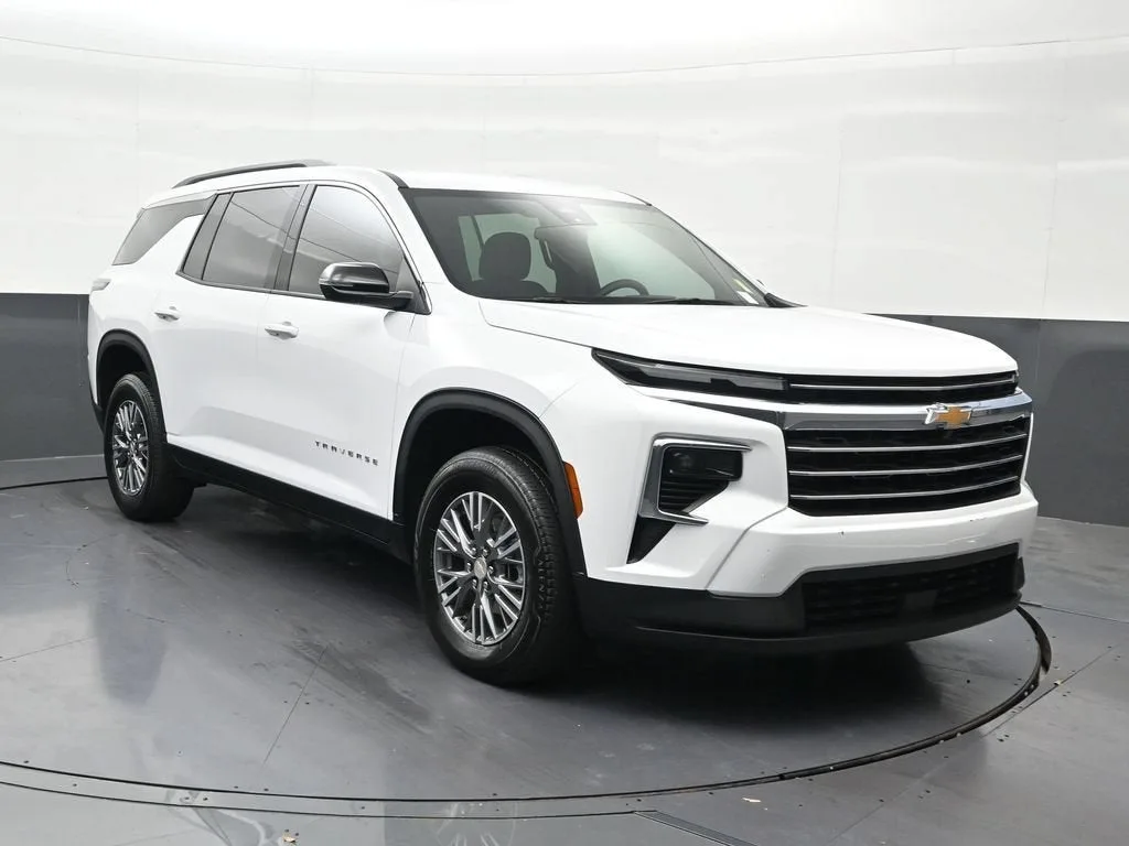 2025 Chevrolet Traverse LT photo 8