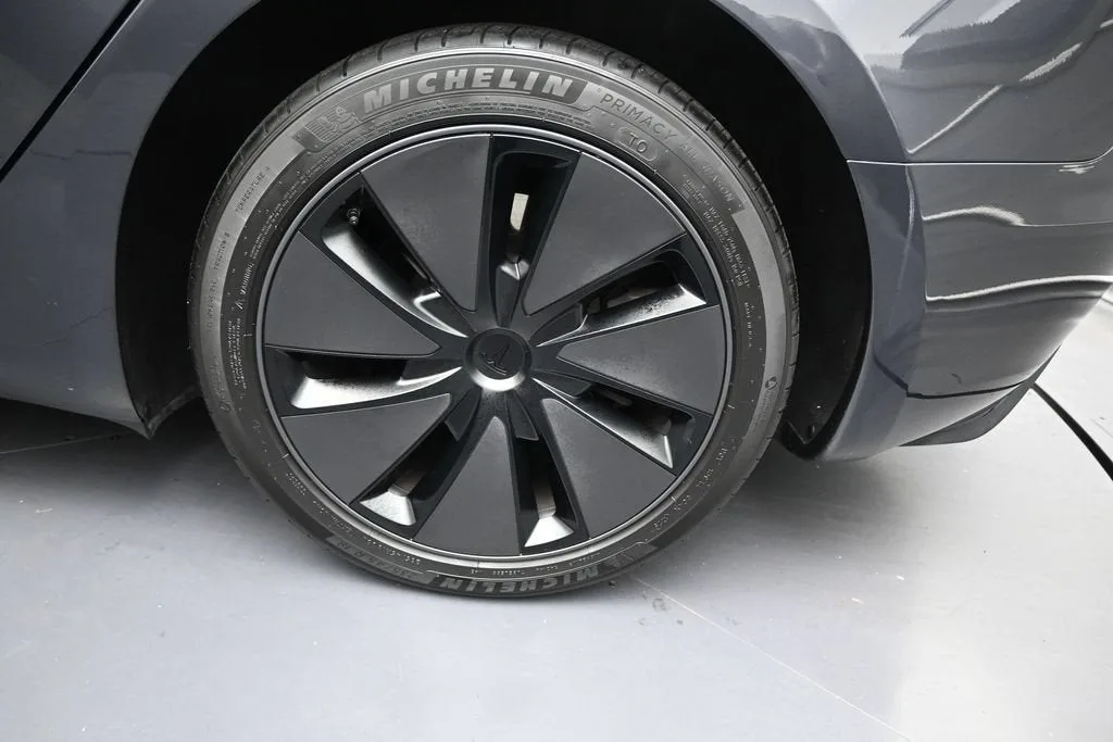 2025 Tesla Model 3 Long Range photo 9