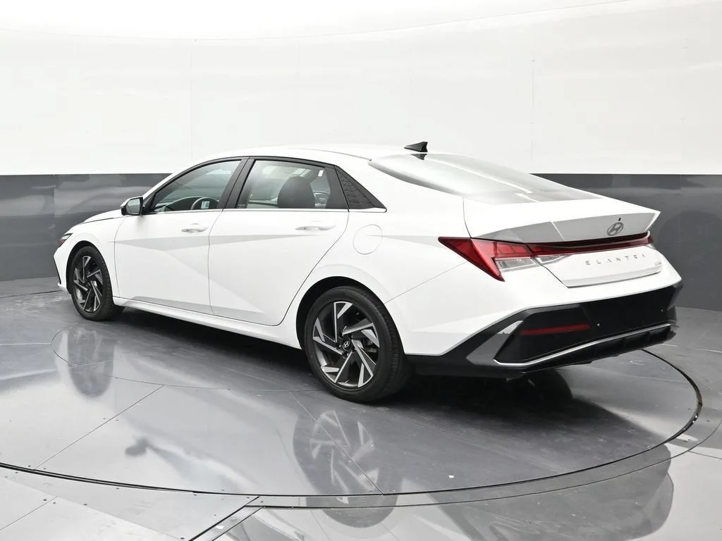 2024 Hyundai Elantra Limited photo 3