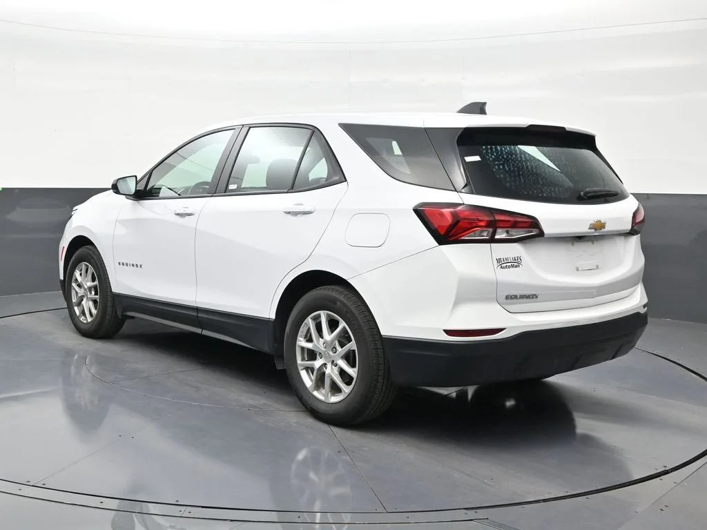 2024 Chevrolet Equinox LS photo 3