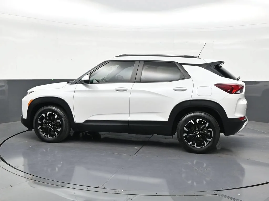 2021 Chevrolet Trailblazer LT photo 2