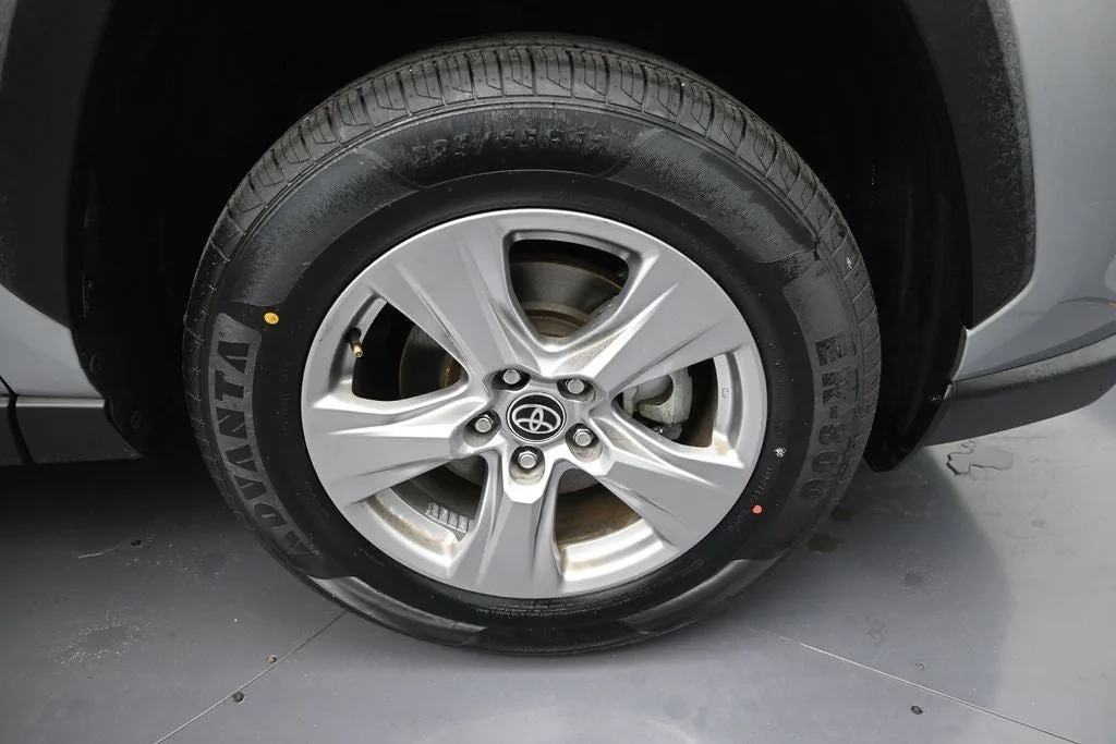 2022 Toyota RAV4 XLE photo 9