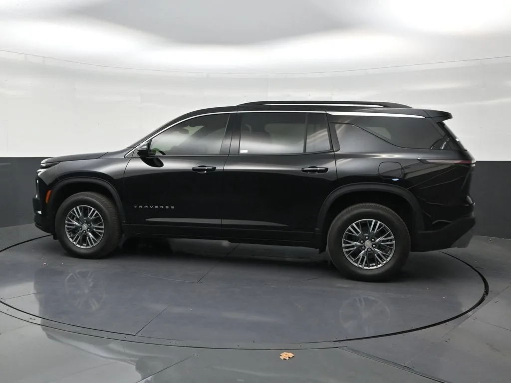 2025 Chevrolet Traverse LT photo 2
