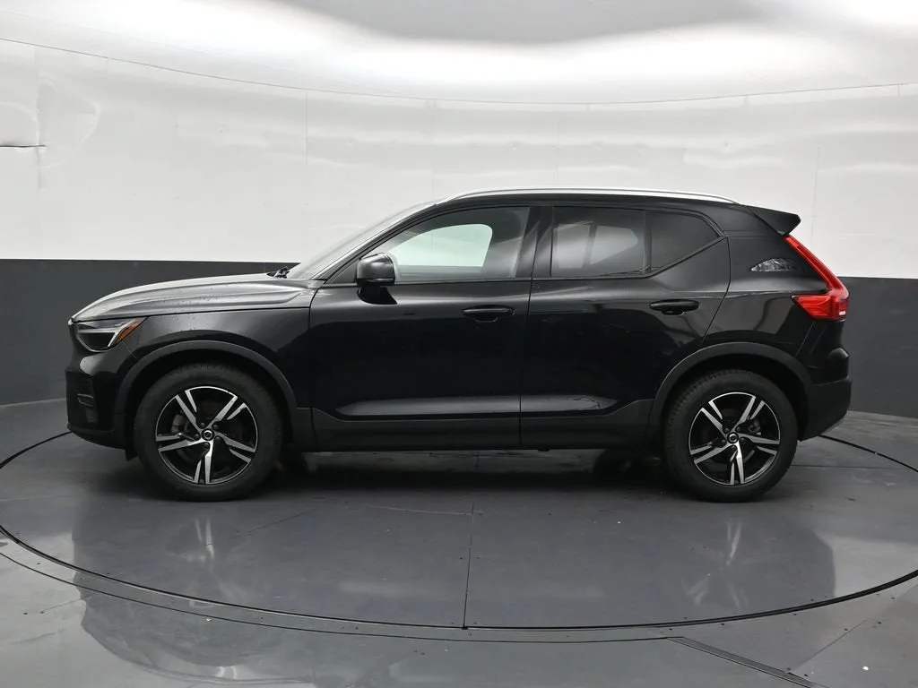 2023 Volvo XC40 B4 Core photo 2