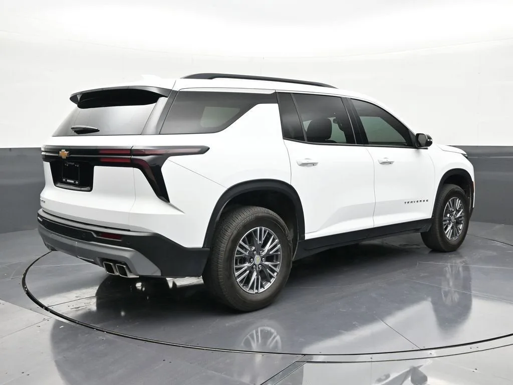 2025 Chevrolet Traverse LT photo 5