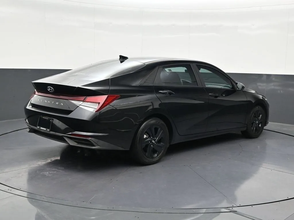 2023 Hyundai Elantra SEL photo 5
