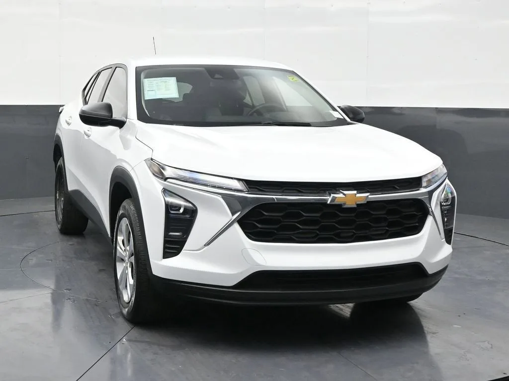 2025 Chevrolet Trax LS photo 7