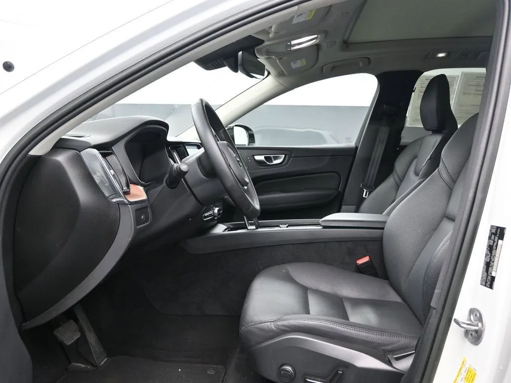 2023 Volvo XC60 B5 Plus Dark Theme photo 12