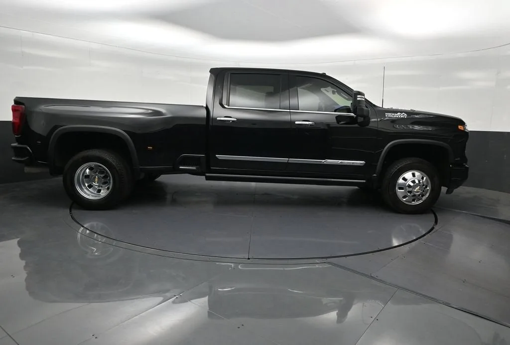 2026 Chevrolet Silverado 3500 HD High Country DRW photo 7