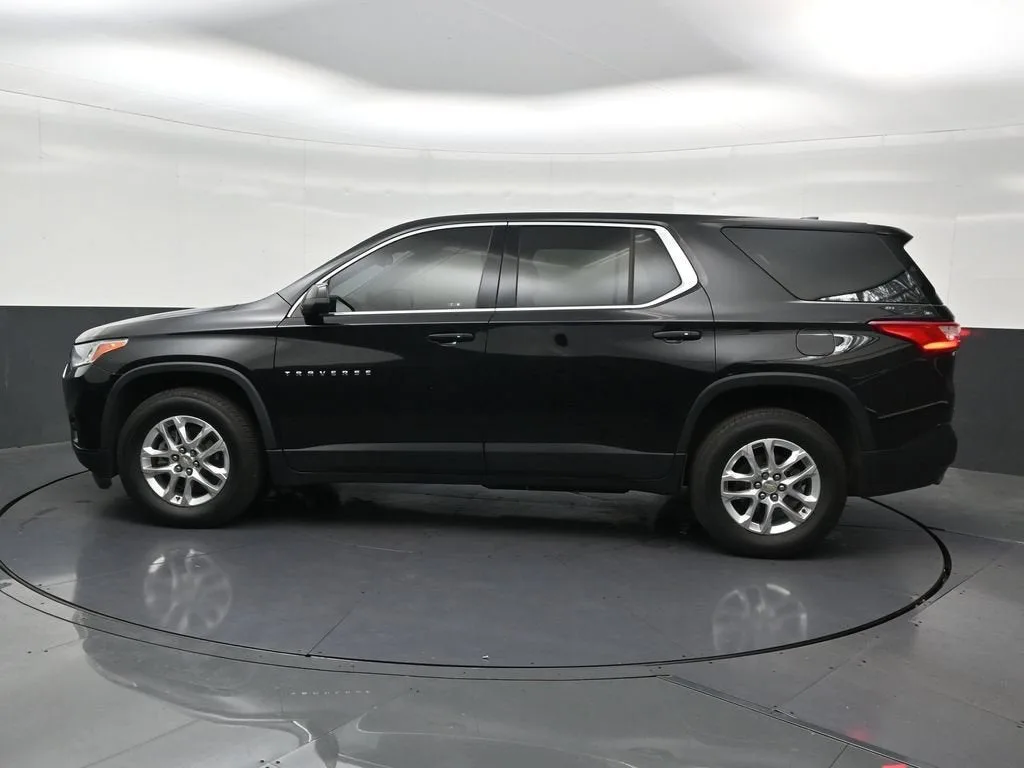 2021 Chevrolet Traverse LS photo 2