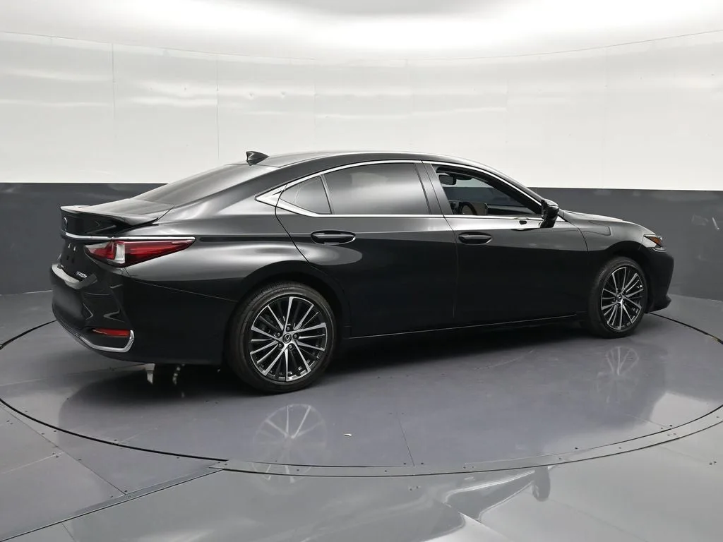 2025 Lexus ES 300h photo 3