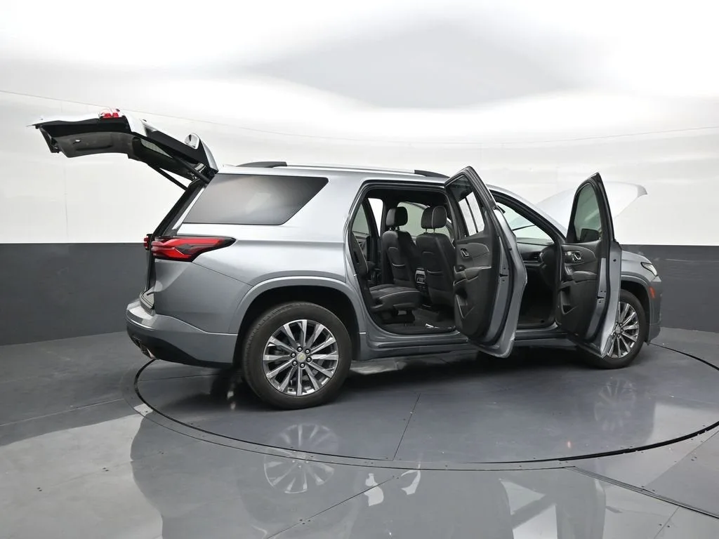 2023 Chevrolet Traverse Premier photo 28