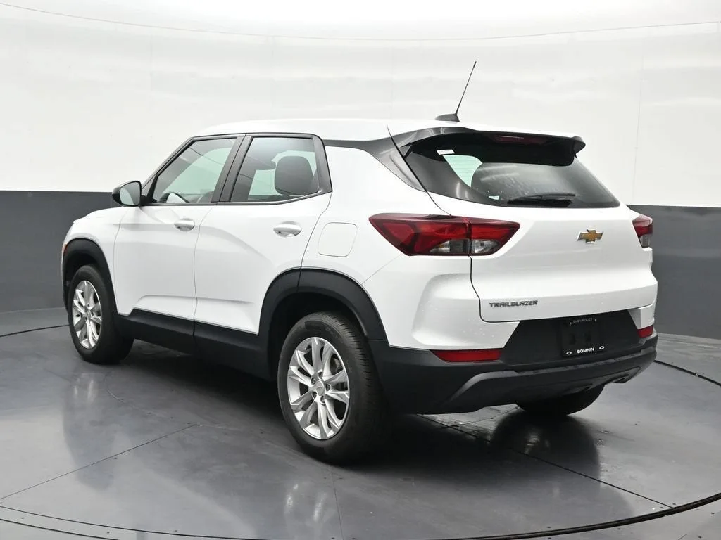 2023 Chevrolet Trailblazer LS photo 3