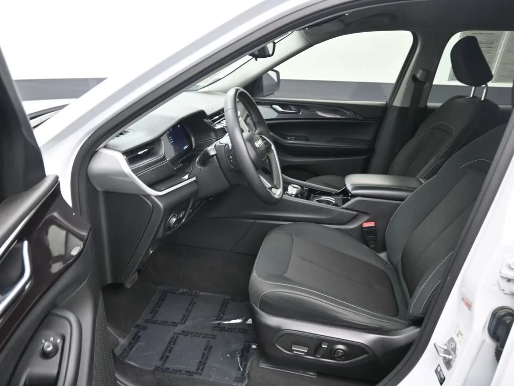 2023 Jeep Grand Cherokee L Laredo 4x2 photo 12