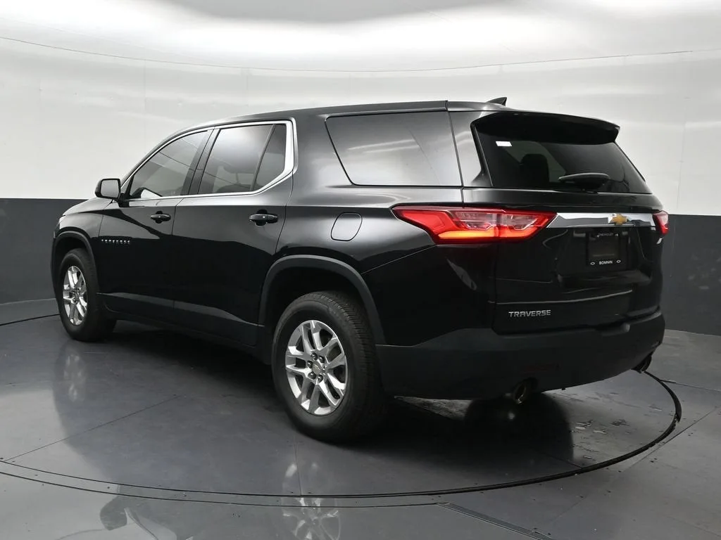 2021 Chevrolet Traverse LS photo 3