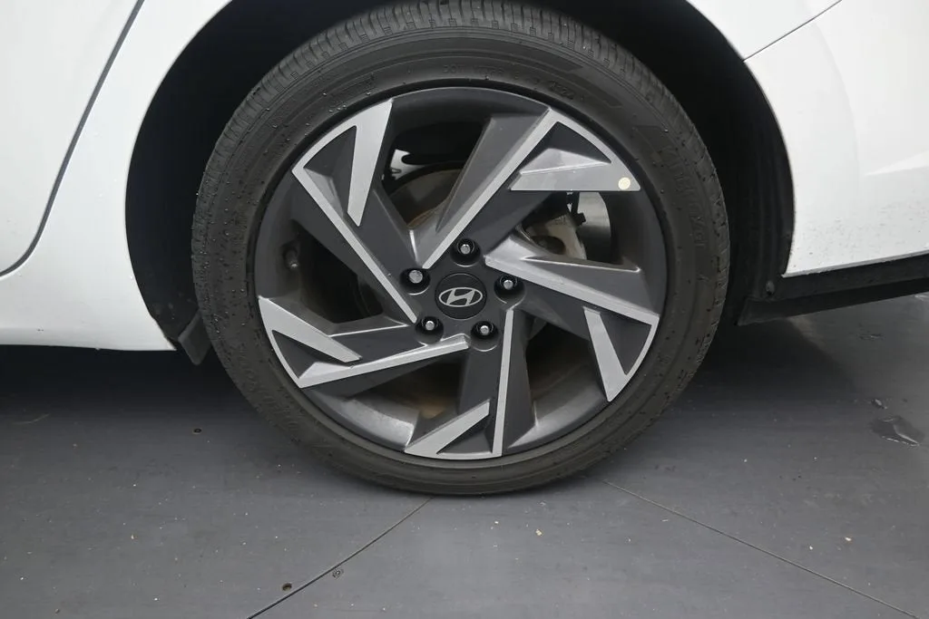 2025 Hyundai Elantra SEL Convenience photo 10