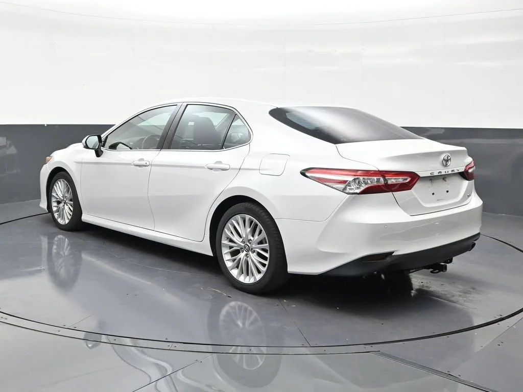 2018 Toyota Camry XLE photo 3