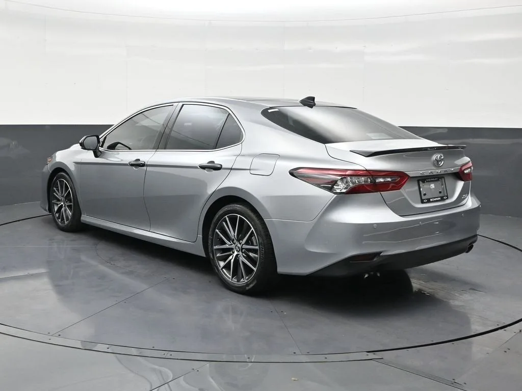 2022 Toyota Camry XLE photo 3