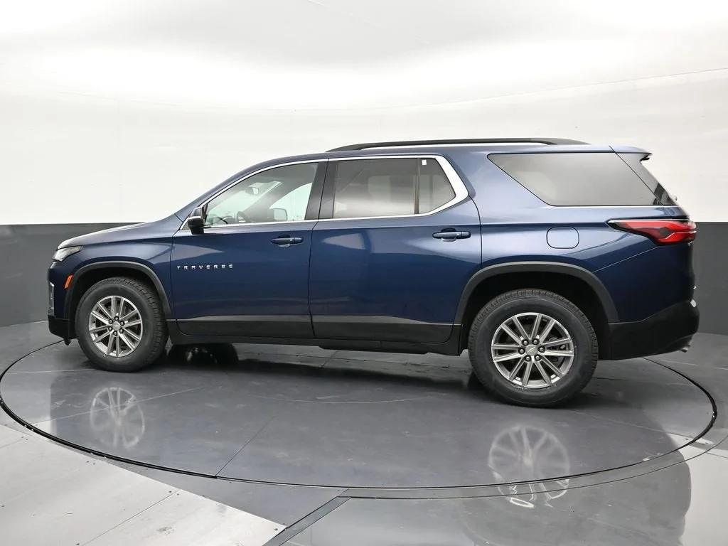 2023 Chevrolet Traverse LT Cloth photo 2