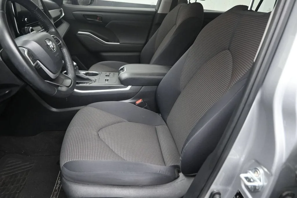 2023 Toyota Highlander L photo 12