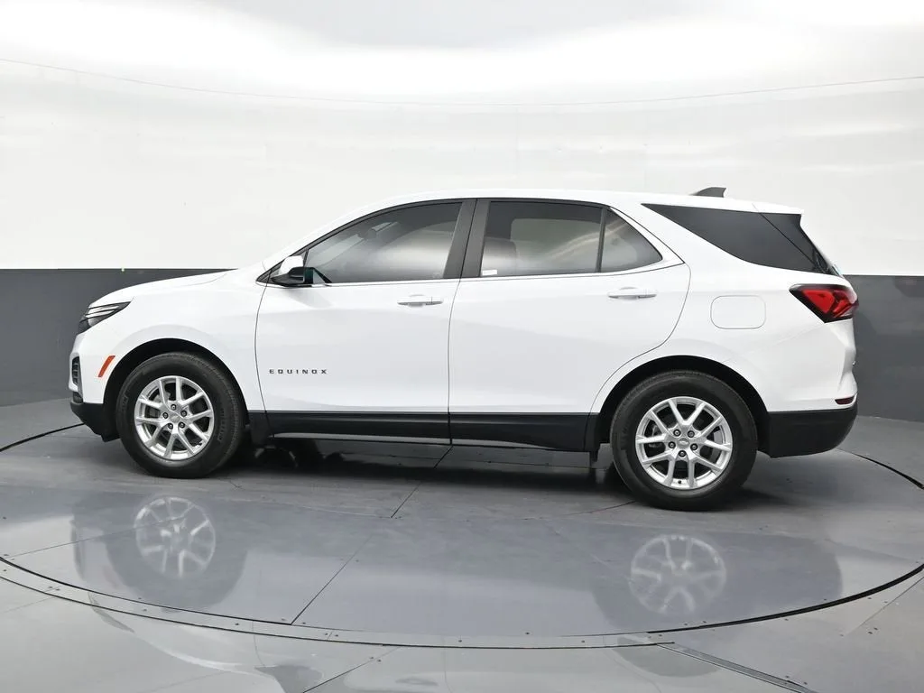 2024 Chevrolet Equinox LT photo 2