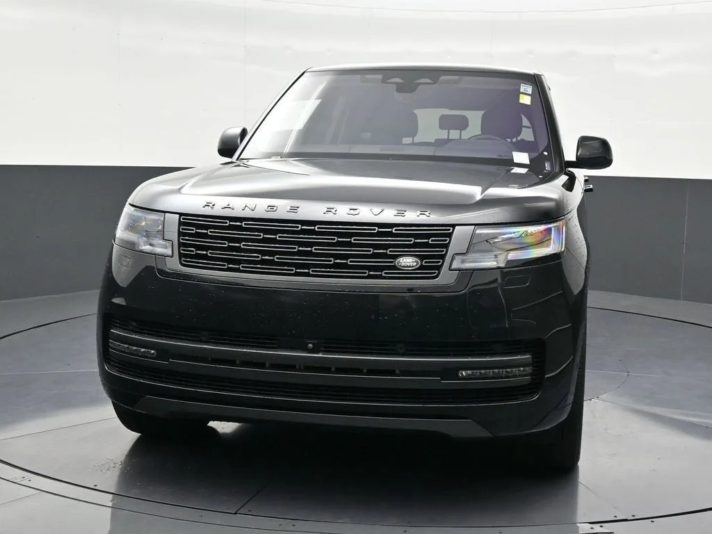 2023 Land Rover Range Rover SE photo 8