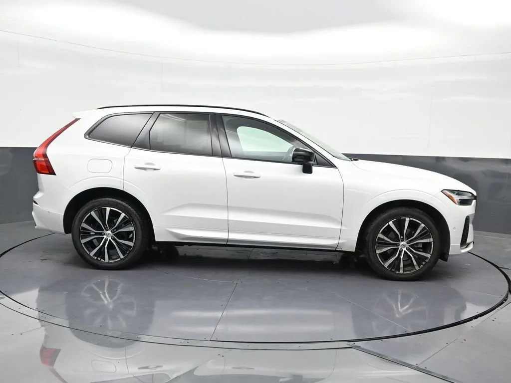 2023 Volvo XC60 B5 Plus Dark Theme photo 7