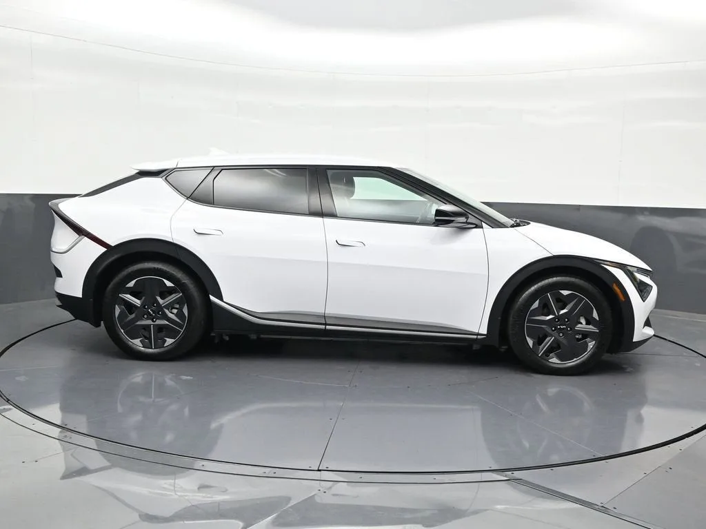 2025 Kia EV6 Light RWD photo 7