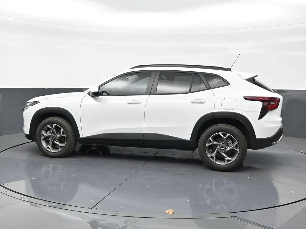 2026 Chevrolet Trax LT photo 2