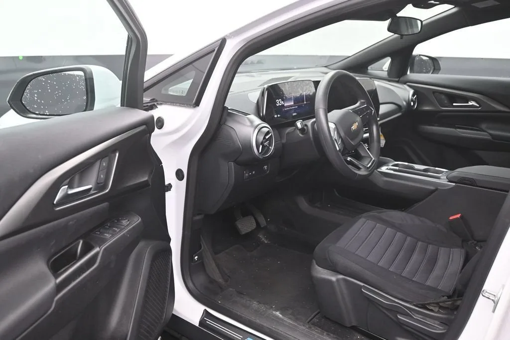 2025 Chevrolet Equinox EV LT photo 11
