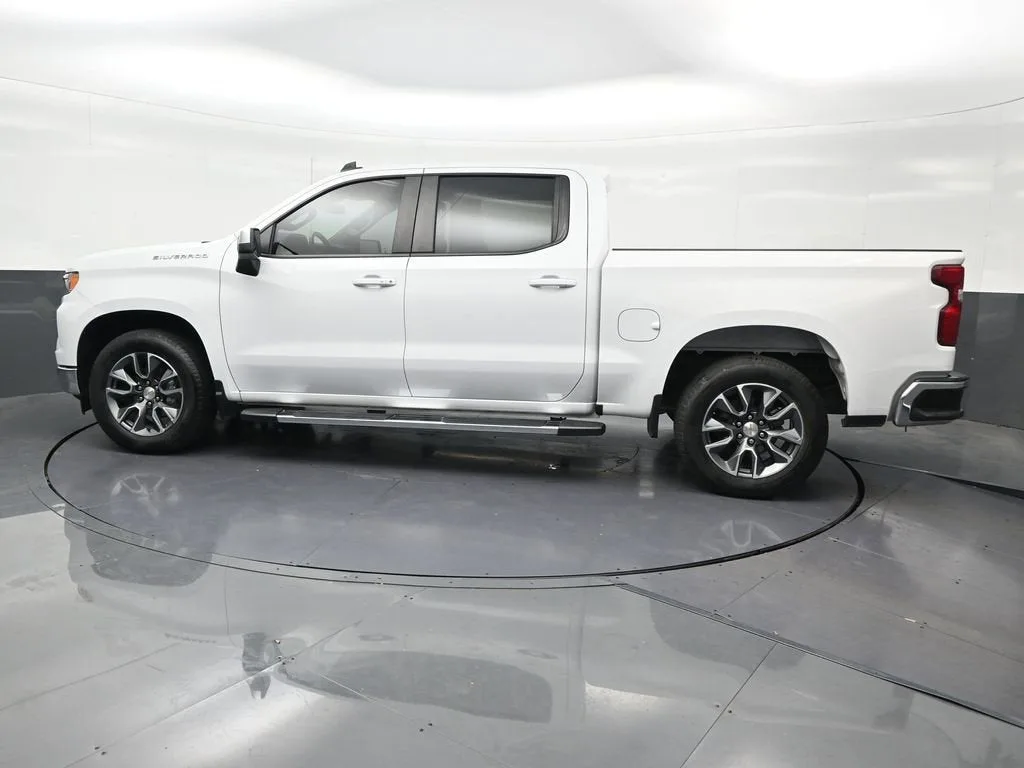 2023 Chevrolet Silverado 1500 LT photo 2