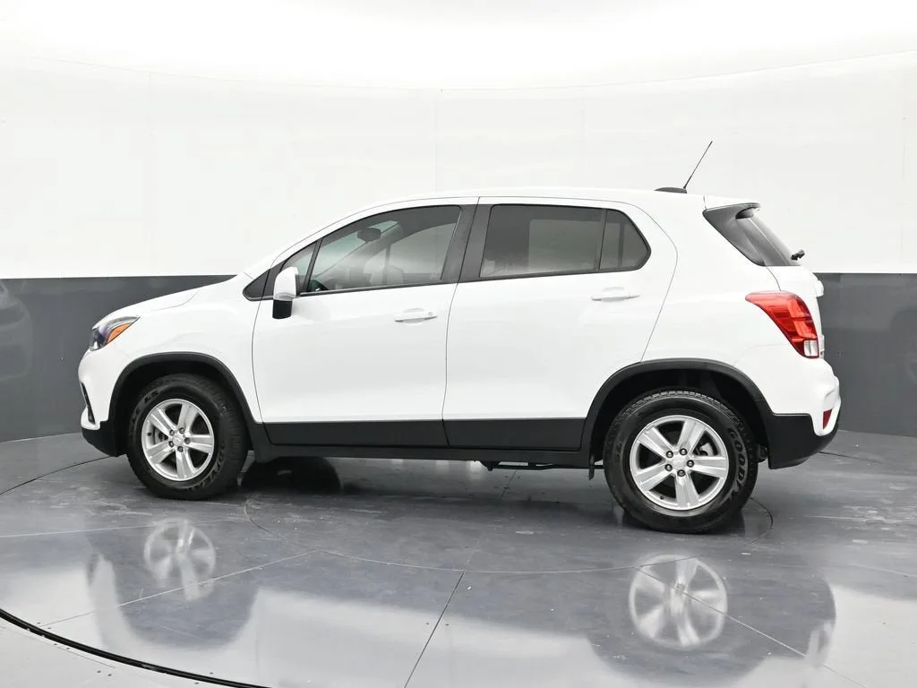 2021 Chevrolet Trax LS photo 2