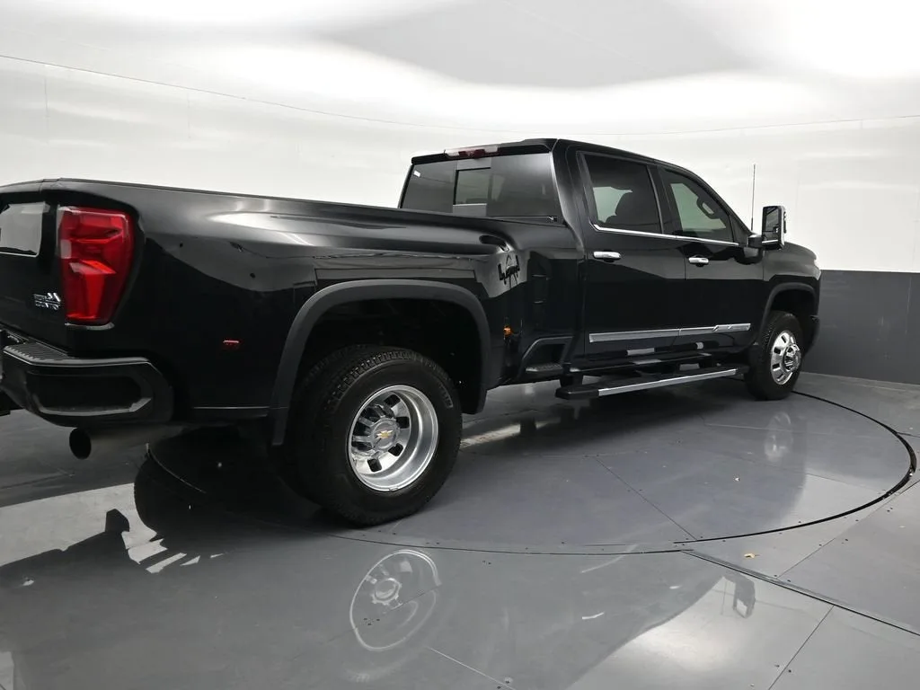 2026 Chevrolet Silverado 3500 HD High Country DRW photo 5