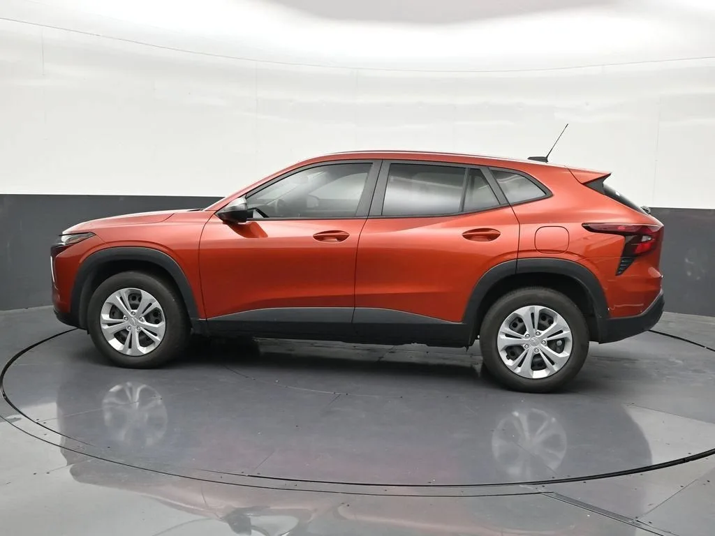 2024 Chevrolet Trax LS photo 2