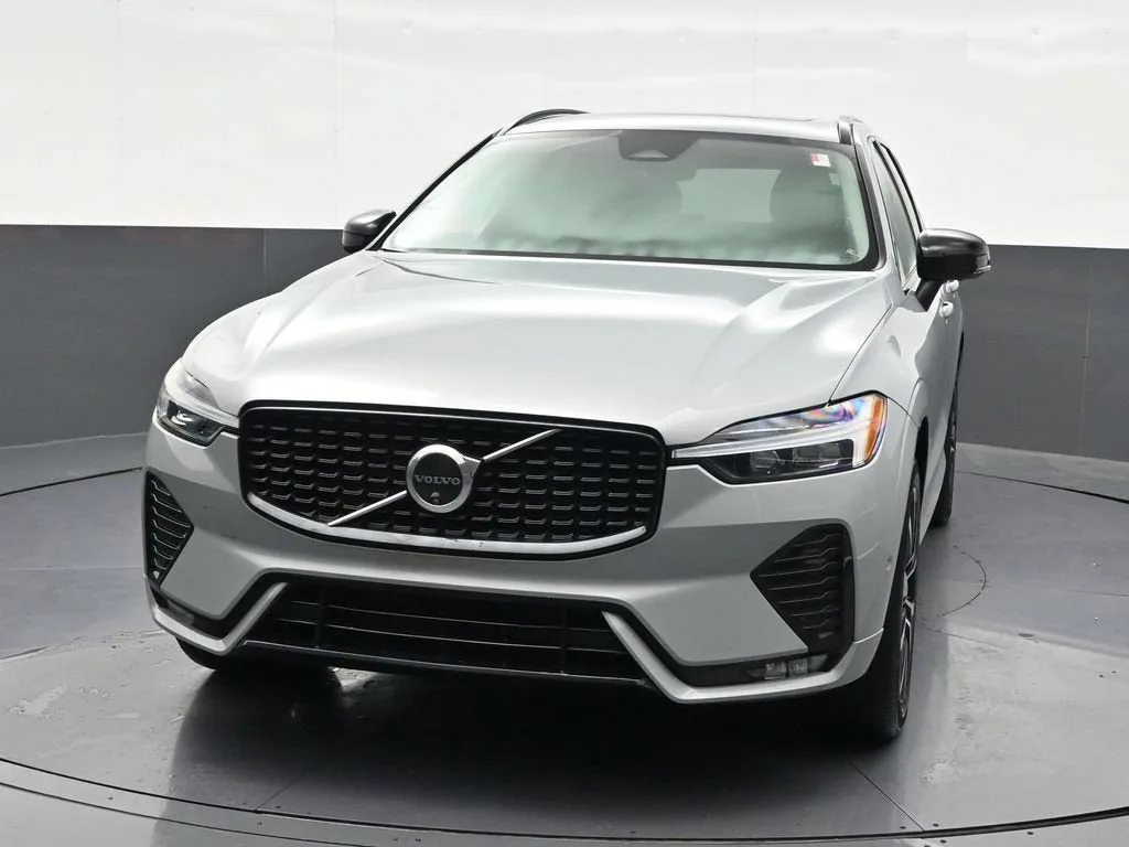 2024 Volvo XC60 Plus Dark Theme photo 9