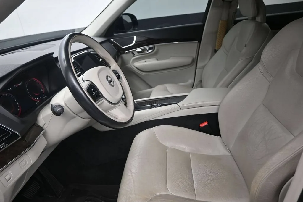 2017 Volvo XC90 T6 Momentum photo 11
