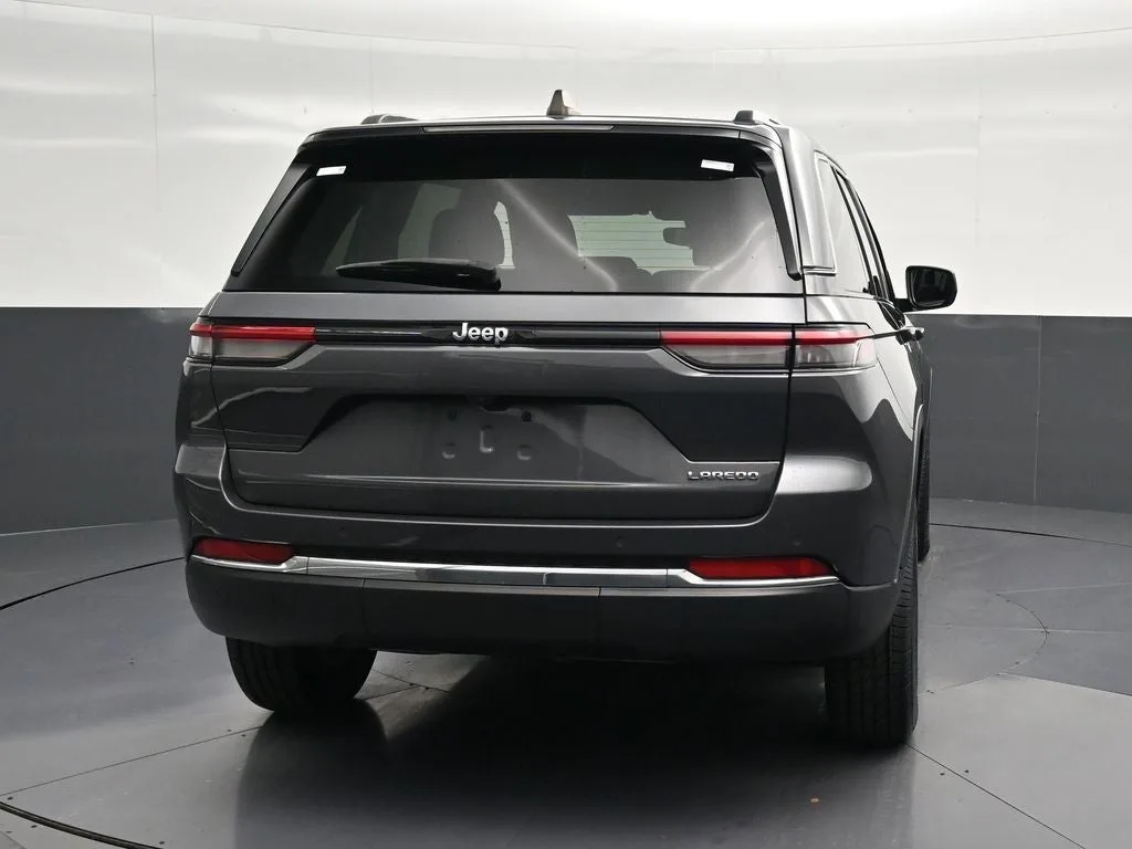 2023 Jeep Grand Cherokee Laredo photo 2