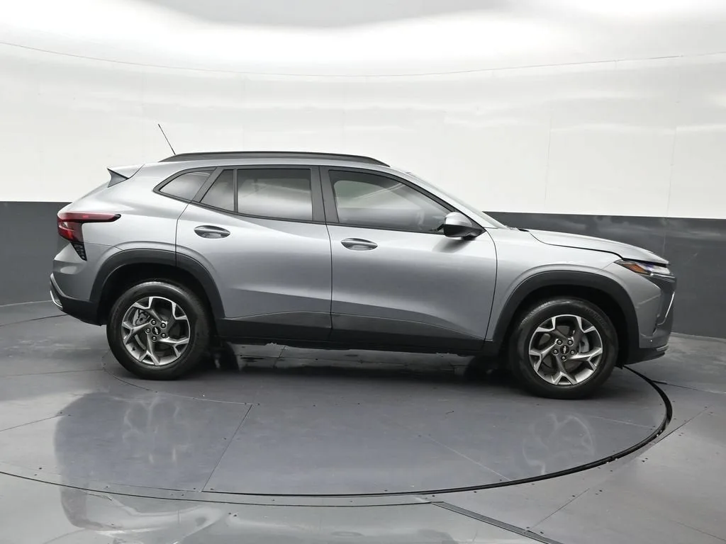 2025 Chevrolet Trax LT photo 7